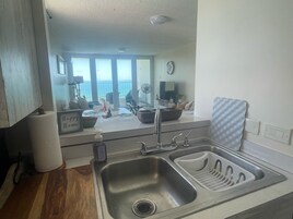 Refrigerador con freezer, microondas, placa de cocina, tostadora