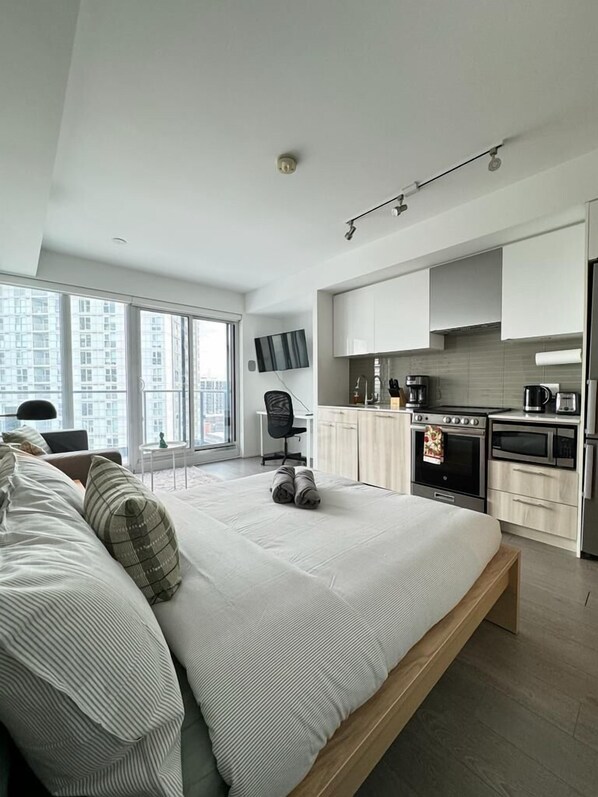 Desk, iron/ironing board, free WiFi, bed sheets - Soho Residence Jarvis (Toronto)