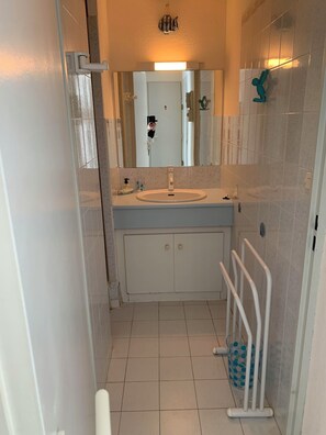 Douche, sĂšche-cheveux, serviettes fournies, papier toilette