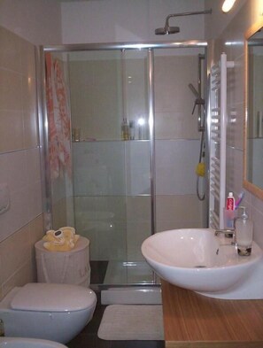 Deluxe appartement | Badkamer | Gratis toiletartikelen, een haardroger, badjassen, handdoeken