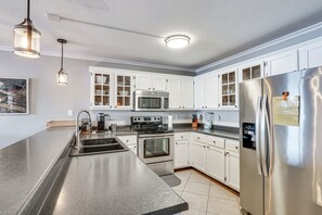 Réfrigérateur, micro-ondes, plaque de cuisson, lave-vaisselle