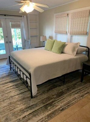 3 bedrooms, desk, iron/ironing board, travel cot - Sandals & Friends-Pet Friendly Bungalow (Pensacola)