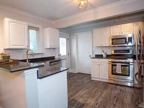 Fridge, microwave, oven, stovetop - Sandals & Friends-Pet Friendly Bungalow (Pensacola)