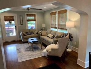 Smart TV, DVD player, books - Sandals & Friends-Pet Friendly Bungalow (Pensacola)