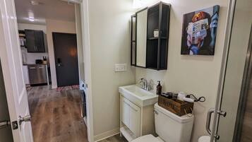 Dusch, hårtork, handdukar och tvål