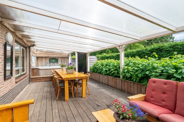 Outdoor dining - Country house on the Leijen estate (Hensbroek)