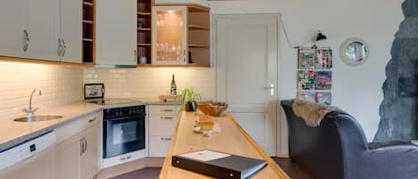 Réfrigérateur, four à micro-ondes, un four, surface de cuisson