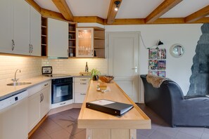 Fridge, microwave, oven, stovetop - Country house on the Leijen estate (Hensbroek)