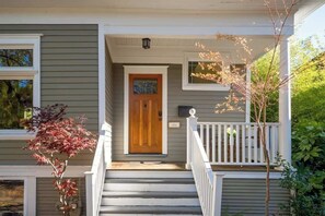 Exterior detail - Paradise Haven-4 BR/2BA- Near Laurelhurst Park (Portland)