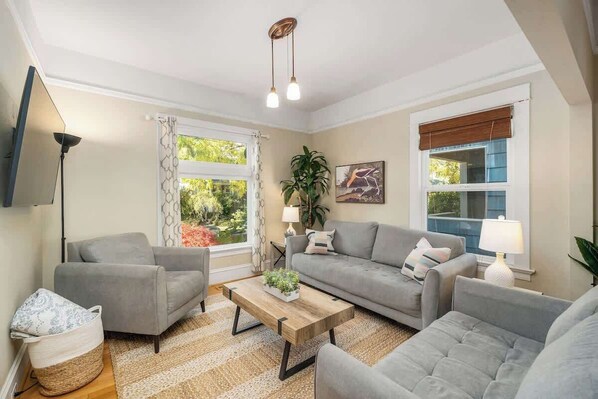 TV, offices - Paradise Haven-4 BR/2BA- Near Laurelhurst Park (Portland)