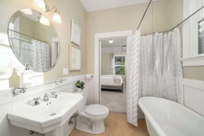 Douche, séchoir à cheveux, serviettes fournies, shampooing