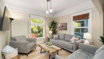 Een televisie en een kantoor