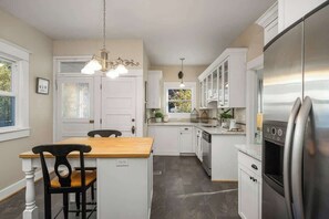 Fridge, microwave, oven, stovetop - Paradise Haven-4 BR/2BA- Near Laurelhurst Park (Portland)