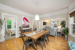 Dining - Paradise Haven-4 BR/2BA- Near Laurelhurst Park (Portland)