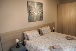2 bedrooms, iron/ironing board, travel cot, WiFi