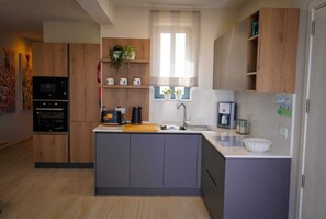 Kjøleskap, mikrobølgeovn, ovn og oppvaskmaskin