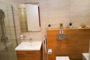 Dusche, Haartrockner, Handtücher, Seife