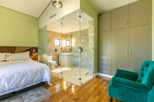 Presidential Villa, Garden View | Bathroom | Shower, rainfall showerhead, hair dryer, bathrobes