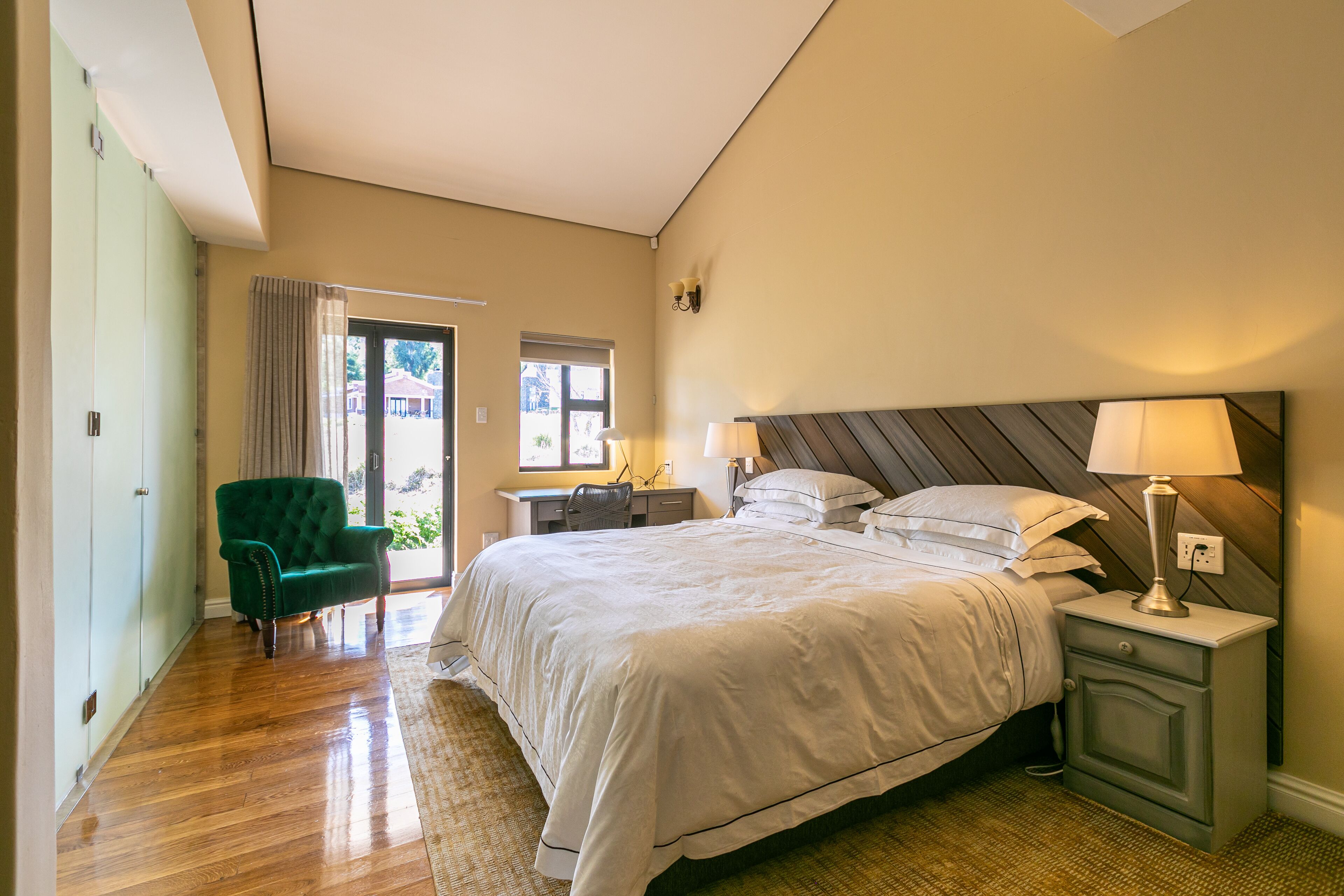 Vila Eksekutif, gedung tambahan | Seprai katun Mesir, seprai premium, selimut bulu angsa, dan busa memori