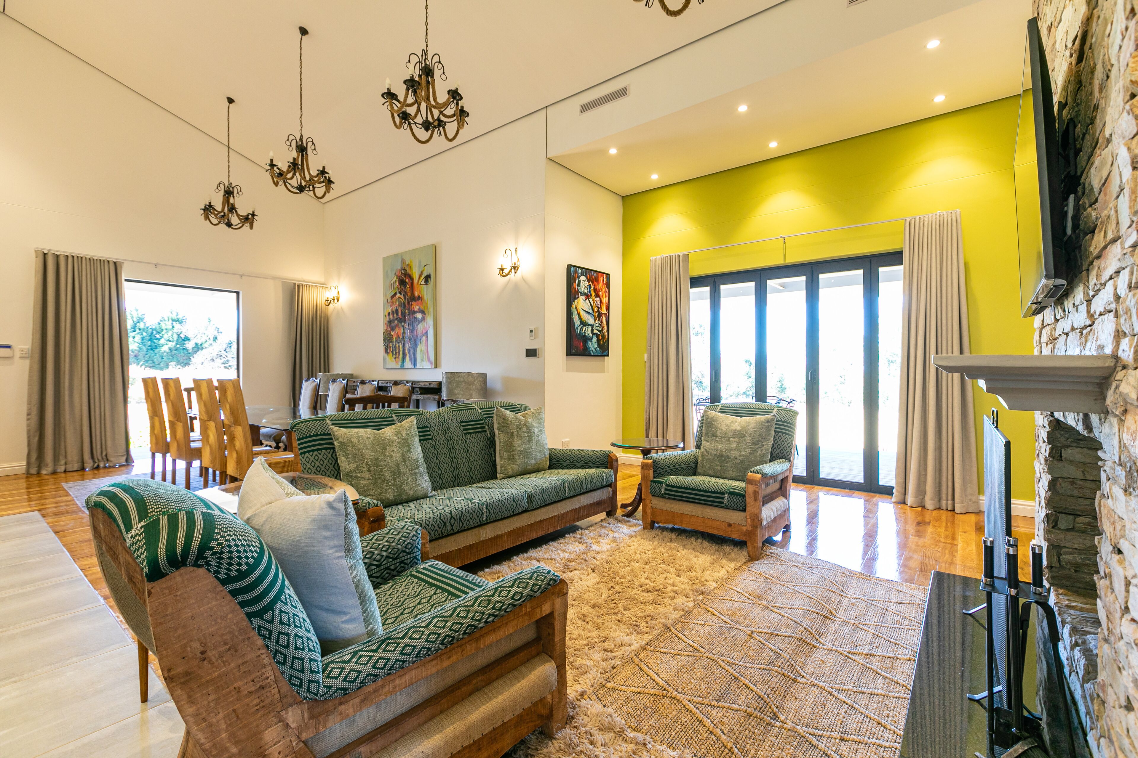 Vila Presidensial, pemandangan kebun | Area keluarga | Smart TV 55-inci dengan saluran TV digital, perapian, dan Netflix