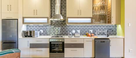 Refrigerador con freezer, microondas, horno, placa de cocina