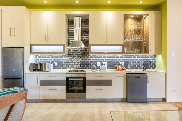 Villa presidencial, vistas al jardín | Cocina privada | Frigorífico grande, microondas, horno y placa de cocina