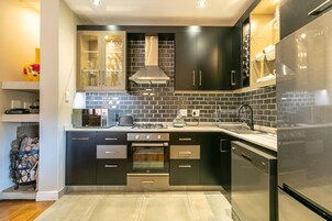 Executive Villa, Annex Building | Private kitchen | Full-size fridge, microwave, oven, stovetop