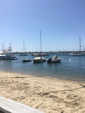 Una spiaggia nelle vicinanze