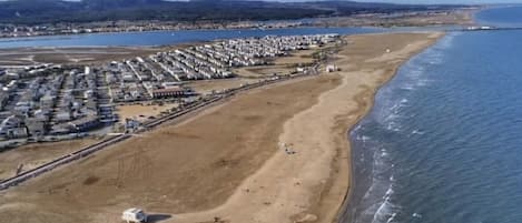Playa en los alrededores y camastros
