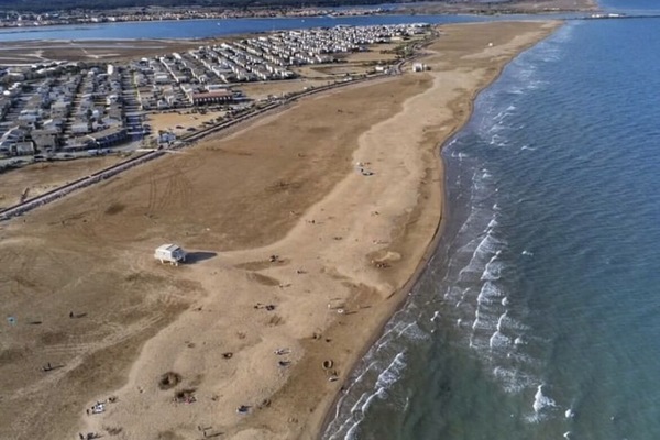 Una playa cerca, sillas reclinables de playa