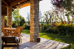 Outdoor dining - Cozy villa (Lonato del garda)