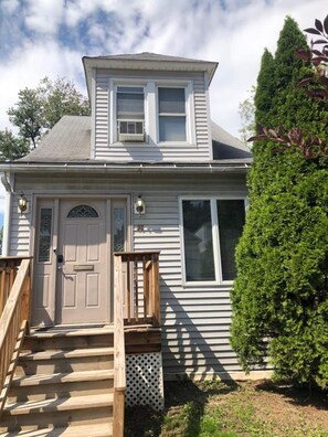 Exterior detail - LOVELY RENOVATED 2 BEDROOM HOME WITH FREE PARKING  (Albany)