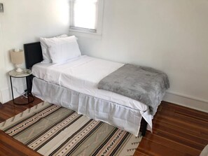 2 bedrooms, iron/ironing board, WiFi, bed sheets - LOVELY RENOVATED 2 BEDROOM HOME WITH FREE PARKING  (Albany)