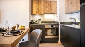 Een moderne keuken met houten kastjes, een ingebouwde oven en een roestvrijstalen spoelbak.