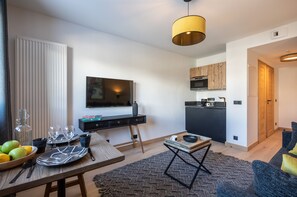 Réfrigérateur, four à micro-ondes, un four, surface de cuisson