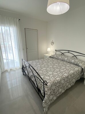 2 habitaciones y tabla de planchar con plancha 