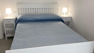 2 chambres, fer et planche Ă  repasser