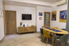 Dining - At 600mt from Naples train stationEquipped with every comfort and terrace (Napoli)