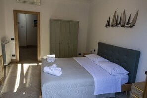 2 bedrooms, iron/ironing board, WiFi, bed sheets - At 600mt from Naples train stationEquipped with every comfort and terrace (Napoli)