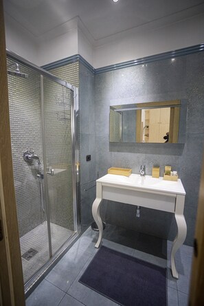 Shower, hair dryer, bidet, towels - At 600mt from Naples train stationEquipped with every comfort and terrace (Napoli)