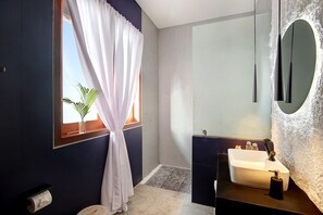 Secador de cabelo, toalhas de banho, sabonete, shampoo