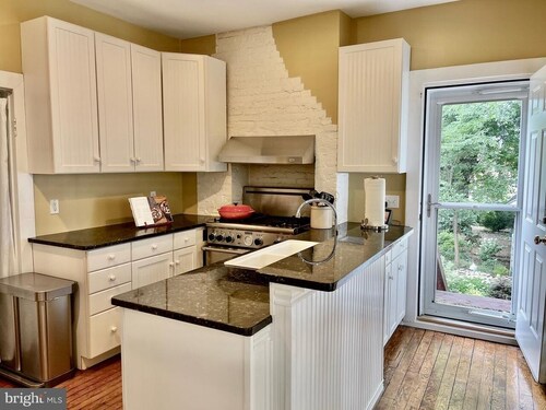 Vintage Retreat: 5 minute walk to downtown, Naval Academy, Stadium and more.
