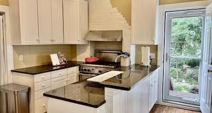 Vintage Retreat: 5 minute walk to downtown, Naval Academy, Stadium and more.