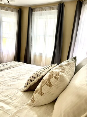 3 bedrooms, iron/ironing board, free WiFi, bed sheets - Vintage Retreat: 5 minute walk to downtown, Naval Academy, Stadium and more.
 (Annapolis)