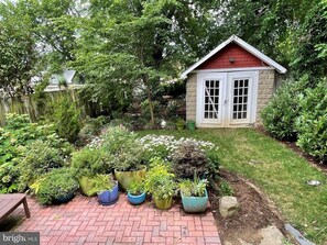 Property grounds - Vintage Retreat: 5 minute walk to downtown, Naval Academy, Stadium and more.
 (Annapolis)