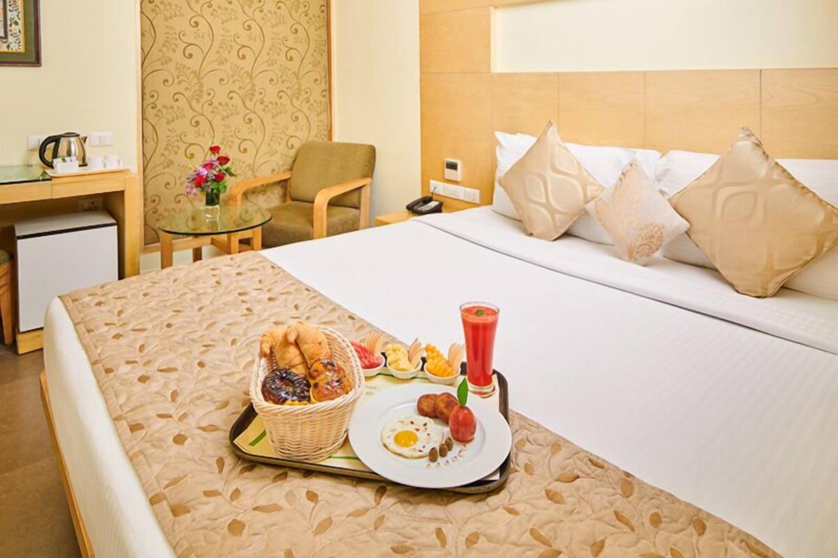 Superior Double Room | Desk, blackout curtains, iron/ironing board, free WiFi