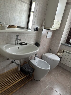 Dusche, kostenlose Toilettenartikel, Haartrockner, Bademäntel