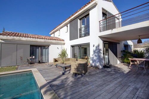 Villa contemporaine coeur du village de Puyricard à 5 km d’Aix en Provence