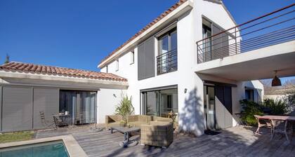 Villa contemporaine coeur du village de Puyricard à 5 km d’Aix en Provence