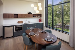 Premium bedding, down duvets, in-room safe, laptop workspace - The Heartwood (Poughkeepsie)